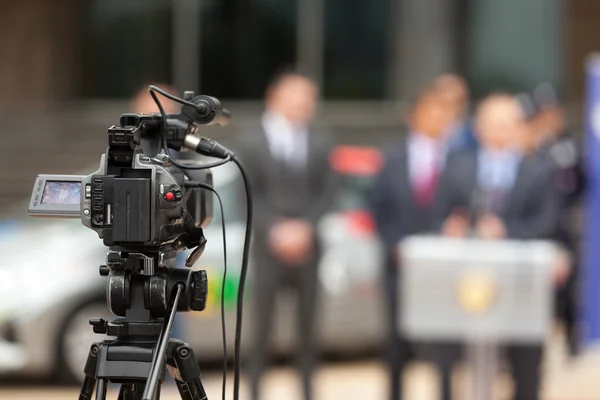 Pressekonferenz. Berichterstattung eines Ereignisses mit einer Videokamera. — Stockfoto