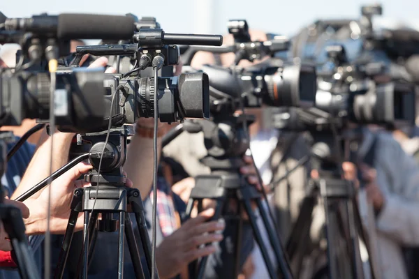 Conferencia de prensa. Filmar un evento con una videocámara . — Foto de Stock