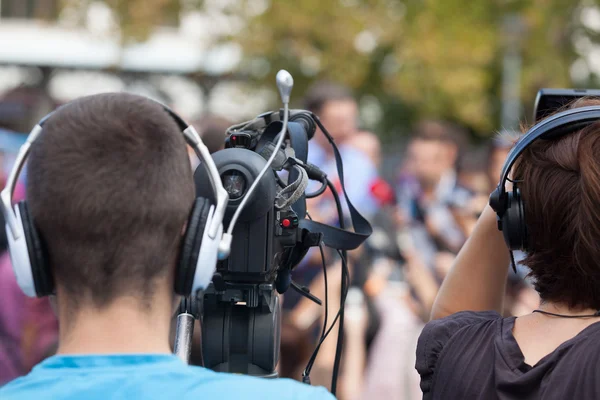 News conference. Cameraman. Video camera. — Stock Photo, Image