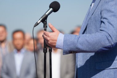 Politikacı ya da işadamı konuşma.