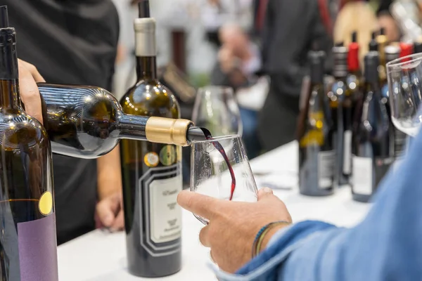 Şık lüks yemek büfesi gurme kanatları, parmak yiyecekleri ve şarküteri vitrinleri, kurumsal etkinlikler, düğünler, kutlamalar ve lüks konukseverlik yemekleri için mükemmel.