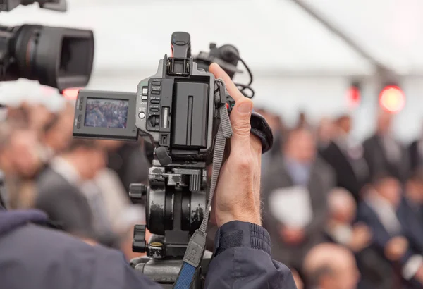 Filma en händelse med en videokamera — Stockfoto