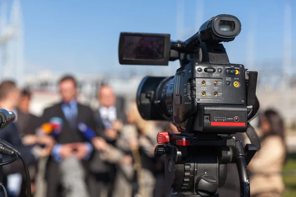 Persconferentie. Filmen van een evenement met een videocamera. — Stockfoto