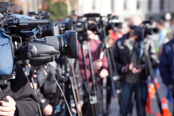 Conferencia de prensa. Filmar un evento con una videocámara . — Foto de Stock