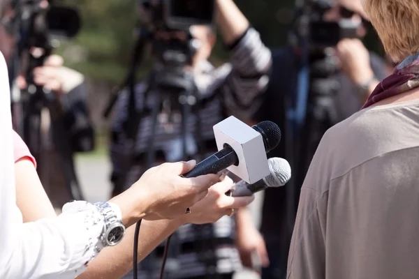 Entretien télé. Entretien avec microphone média — Photo