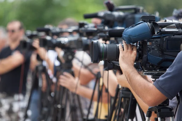 Conferência de imprensa. Filmar um evento com uma câmera de vídeo . — Fotografia de Stock