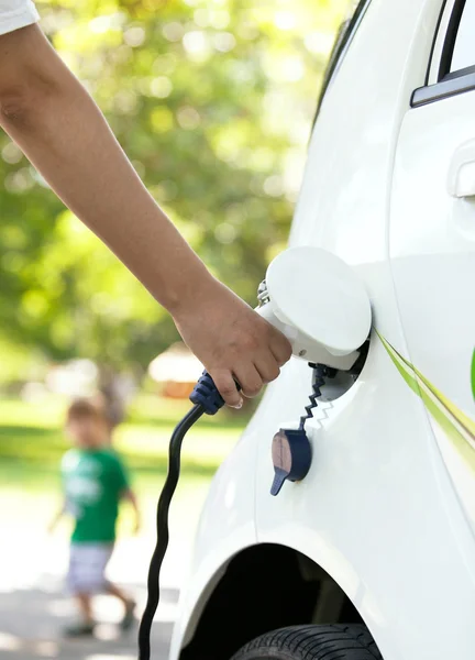 Bateria de carregamento de um carro elétrico — Fotografia de Stock