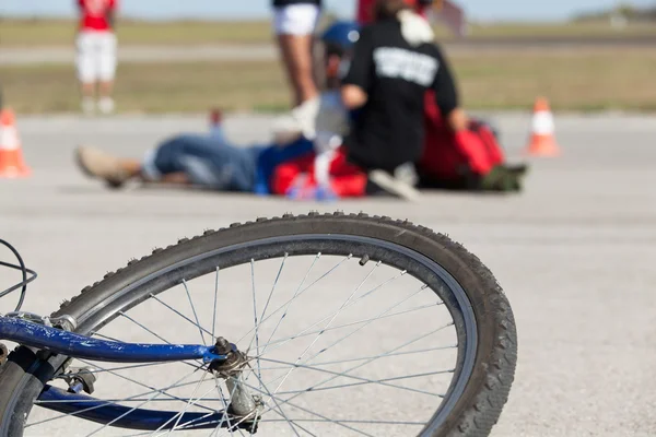 Acidente de bicicleta. Queda de bicicleta . — Fotografia de Stock