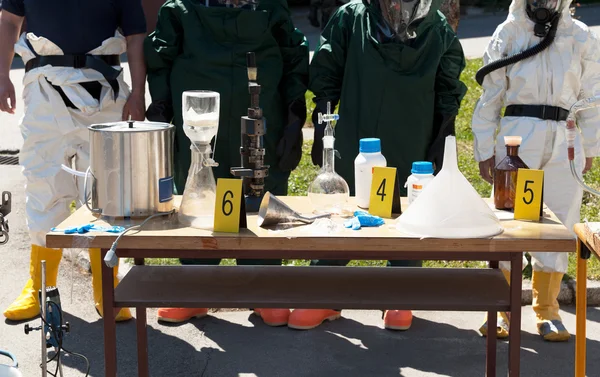 Drug enforcement team avslöjar meth lab — Stockfoto