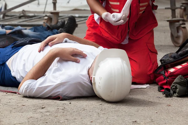 Acidente de trabalho. Formação de primeiros socorros . — Fotografia de Stock