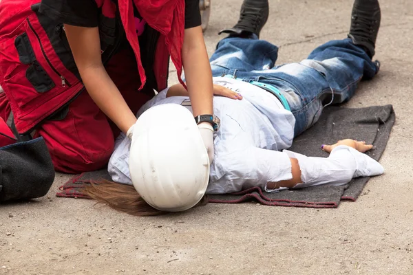 Work accident. First aid training. — Stock Photo, Image