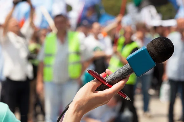 Mikrofon. Öffentliche Demonstration. — Stockfoto