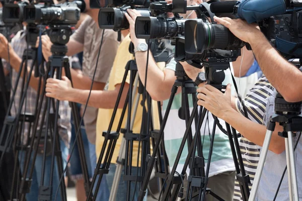 Conférence de presse. Filmer un événement avec une caméra vidéo . — Photo