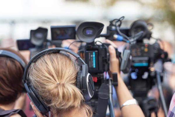 Conférence de presse. Filmer un événement avec une caméra vidéo . — Photo