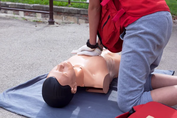 Eerste hulp. Cardiale massage. — Stockfoto