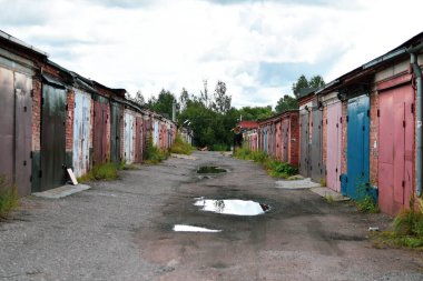 Eski tek katlı otoparklar, terk edilmiş binaları olan ürkütücü karanlık bir yer.