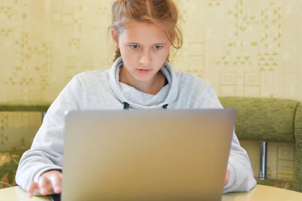 Школьница делает домашнее задание за компьютером, дистанционное обучение онлайн. — стоковое фото