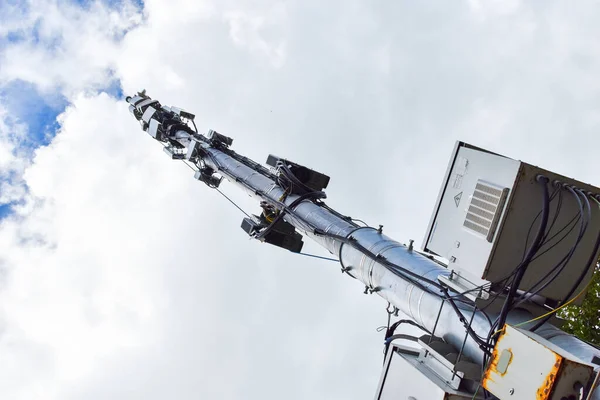 Телекоммуникационная башня 5г, металлическая высокая мачта с антеннами. — стоковое фото