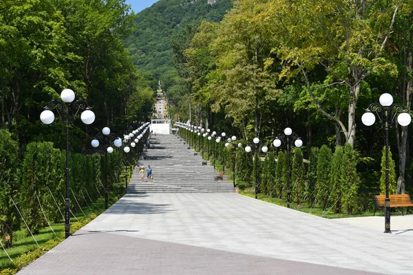 Verão verde parque da cidade com árvores e lâmpadas, lugar acolhedor para relaxar e caminhar — Fotografia de Stock