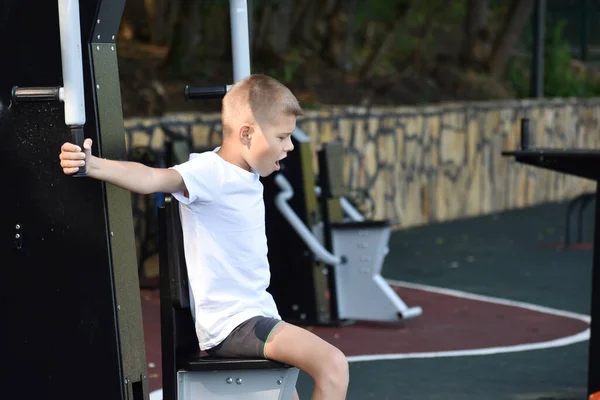 Atlet outdoor anak yang sehat di taman, melakukan aktivitas fisik untuk anak — Stok Foto
