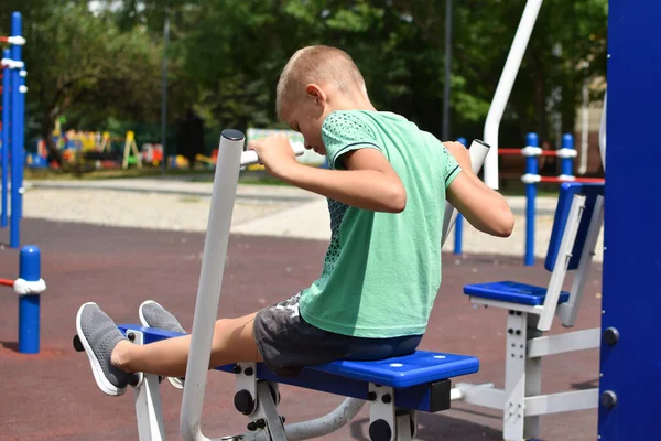 Atlet outdoor anak yang sehat di taman, melakukan aktivitas fisik untuk anak — Stok Foto