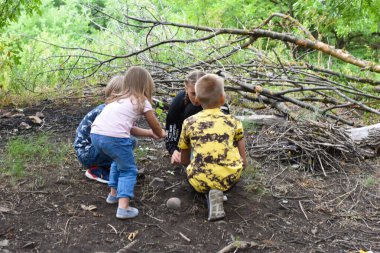 Küçük çocuklar ormanda tek başlarına ateş yakıyorlar..