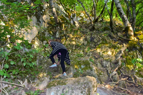Людина влітку гуляє в зеленому лісі на природі. пішохідний туризм на свіжому повітрі для здоров'я . — стокове фото