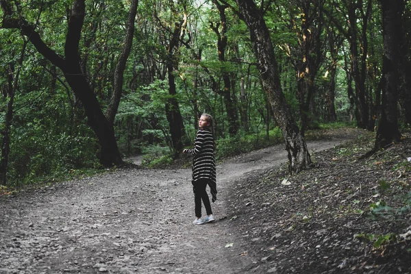 Im Sommer geht man in einem grünen Wald in der Natur spazieren. Wandern an der frischen Luft für die Gesundheit. — Stockfoto