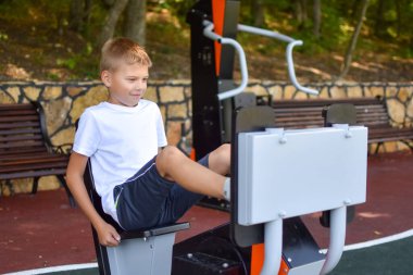 Çocuk spor yapıyor açık hava spor sahasında..