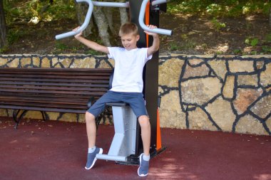 Çocuk spor yapıyor açık hava spor sahasında..