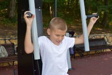 Çocuk spor yapıyor açık hava spor sahasında..