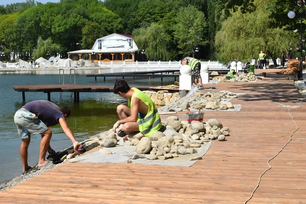 Bouw reconstructie van een openbaar stadspark. Bouwen van landschapsarchitectuur. — Stockfoto