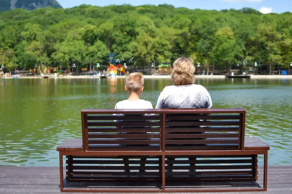 Menschen ruhen sich im Sommer in einem öffentlichen Park am See aus. — Stockfoto