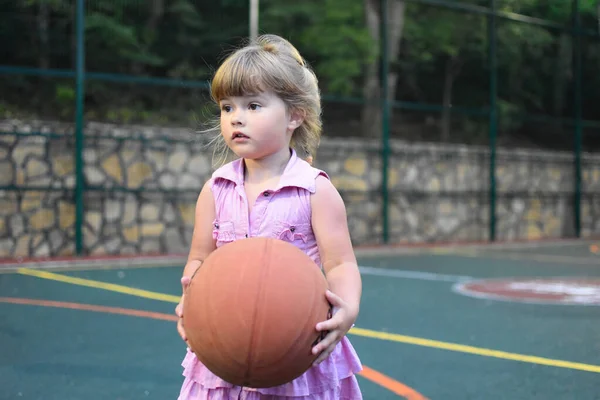 Милый ребенок играет в баскетбол. спортивный здоровый ребенок — стоковое фото