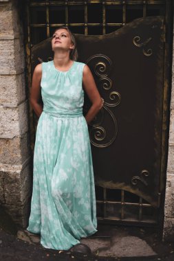 Ormandaki cadı, metal kapının arkasındaki kadın.,