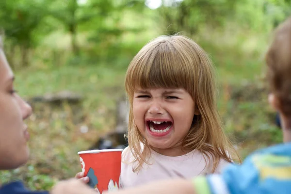 Retrato de uma menina chorando ao ar livre. menina chateado três anos de idade — Fotografia de Stock