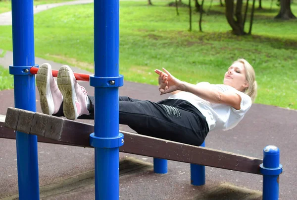 Mujer haciendo ejercicio físico en un parque público en verano al aire libre, — Foto de Stock
