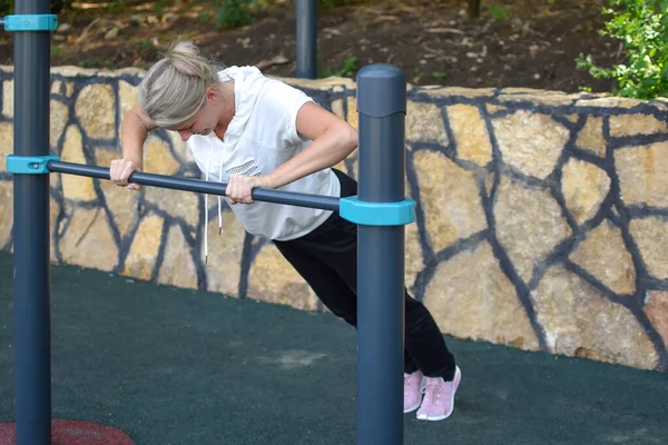 Perempuan yang melakukan latihan fisik di taman umum di luar ruangan musim panas, — Stok Foto