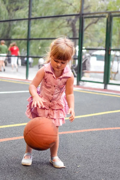 Милый ребенок играет в баскетбол. спортивный здоровый ребенок — стоковое фото