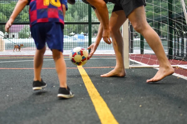 Çocuk dışarıda babasıyla futbol oynuyor.. — Stok fotoğraf