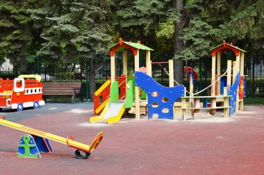 Parktaki renkli çocuk parkı, dışarıda çocuklar için oyna.
