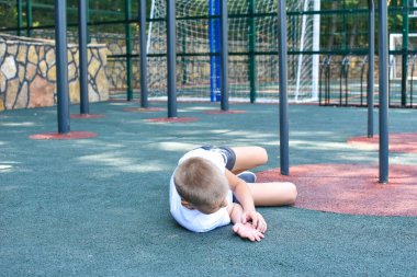 Çocuk spor salonunda vuruldu, çocuk oyun alanında sakatlandı.