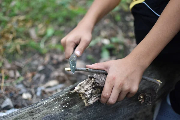 Überlebensfähigkeiten in freier Wildbahn für Kinder. Lehren aus Tourismus und Überleben in der Natur. — Stockfoto