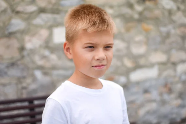 Retrato de bonito loira caucasiano menino 10 anos ao ar livre. — Fotografia de Stock