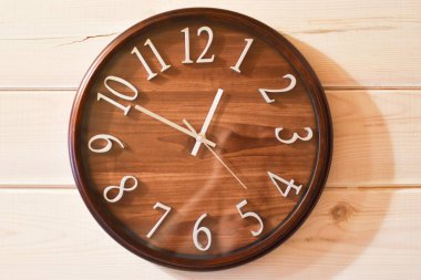 İçindeki ahşap duvardaki tahtadan duvar saati zamanı gösteriyor.