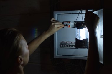 Evde elektrik düğmeleri olan bir panel. Akşam ışıkları kapalıydı..