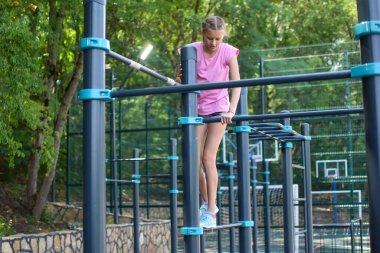 Çocuk dışarıda egzersiz yapıyor. Küçük kız jimnastikçi