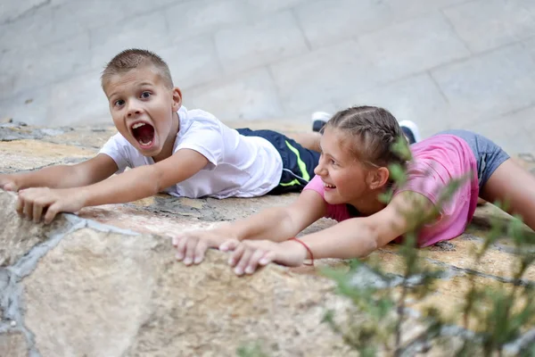 Żona aktywnych zdrowych dzieci. dzieci poszukujące przygody na zewnątrz — Zdjęcie stockowe