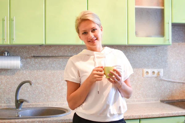 Feliz joven rubia caucásica mujer mirando a la cámara. — Foto de Stock