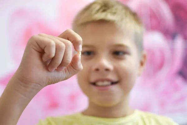 O menino tinha um dente de leite, um oleiro de dentes na infância. — Fotografia de Stock